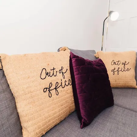 Sleek Shared Abode Sleeps For 2 Guests Apartament *