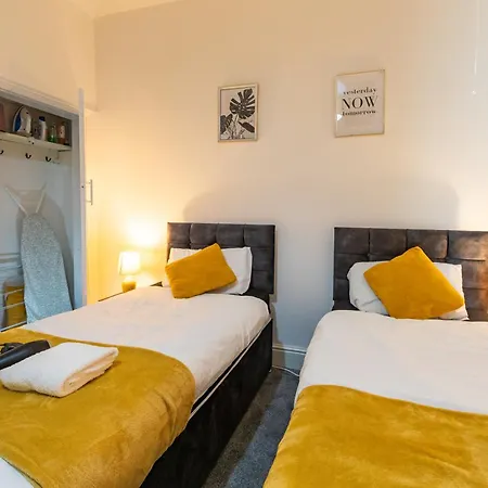 Дом отдыха The Upside Down House Near Coop Live Arena , Etihad And Mcr Centre