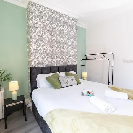 Дом отдыха The Upside Down House Near Coop Live Arena , Etihad And Mcr Centre *