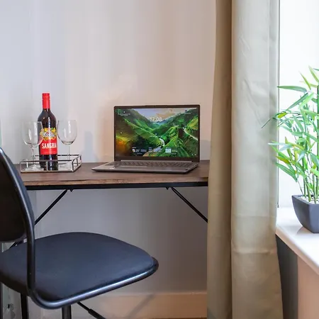 The Upside Down House Near Coop Live Arena , Etihad And Mcr Centre * Манчестер