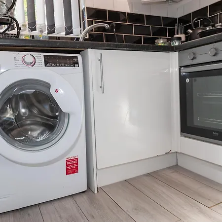 Дом отдыха The Upside Down House Near Coop Live Arena , Etihad And Mcr Centre *