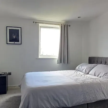 Modern Penthouse 3 Bed 2 Bath Apt *