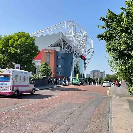 Old Trafford Penthouse Duplex - Steps From Mufc *