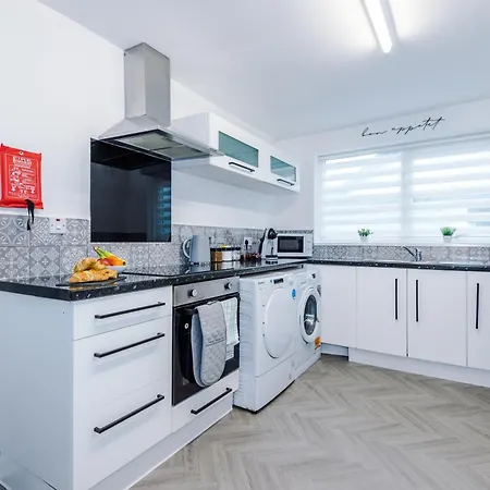 Spacious 3-bed In By 53 Degrees Property, Ideal For Business & Long-term - Sleeps 9! * Manchester