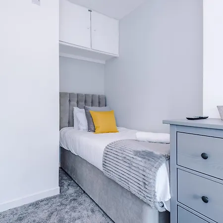 Spacious 3-bed In By 53 Degrees Property, Ideal For Business & Long-term - Sleeps 9!
