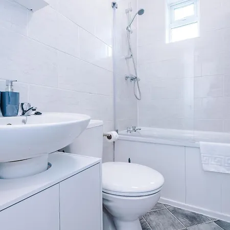 Spacious 3-bed In By 53 Degrees Property, Ideal For Business & Long-term - Sleeps 9! Feriehus *