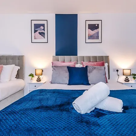 Spacious 3-bed In By 53 Degrees Property, Ideal For Business & Long-term - Sleeps 9! *