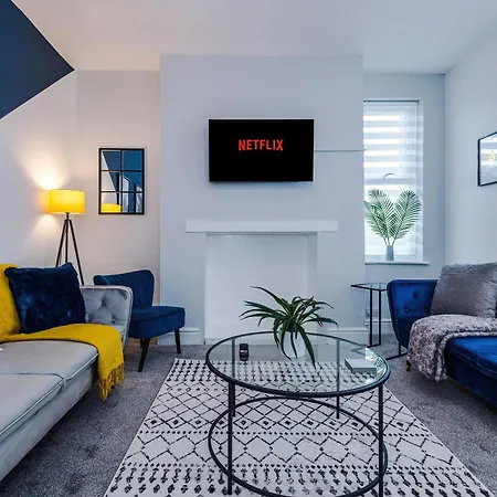 Spacious 3-bed In By 53 Degrees Property, Ideal For Business & Long-term - Sleeps 9! Manchester