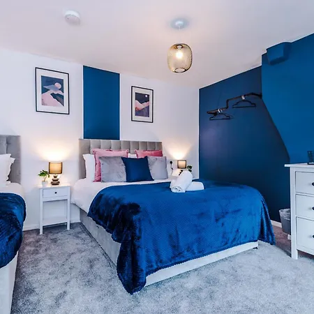Spacious 3-bed In By 53 Degrees Property, Ideal For Business & Long-term - Sleeps 9! Feriehus *