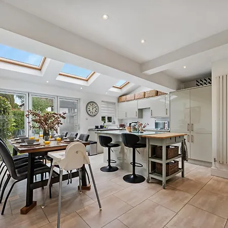 Pass The Keys Picture Perfect Haven In Didsbury Village - Free Parking & Ev Station Vakantiehuis *