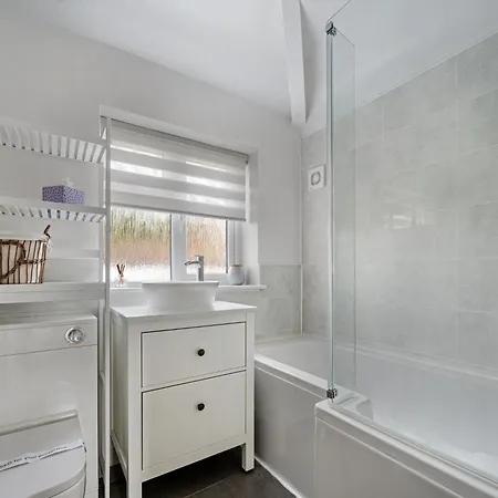 Pass The Keys Picture Perfect Haven In Didsbury Village - Free Parking & Ev Station בית נופש