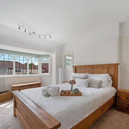Pass The Keys Picture Perfect Haven In Didsbury Village - Free Parking & Ev Station בית נופש *