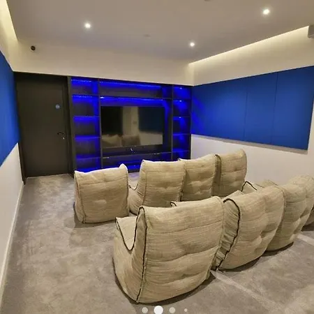 Апартаменты Terrace Retreat-cinema & Free Parking