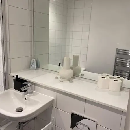 Modern Trafford 1br Apartment-free Parking-cinema