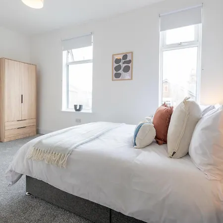 Modern Salford 3 Bedroom House, 3 Bathroom, Easy Access, Ideal For Contractors & Long - Nordstay * Manchester