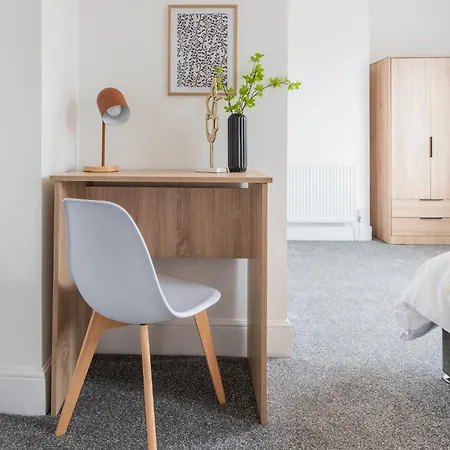 Modern Salford 3 Bedroom House, 3 Bathroom, Easy Access, Ideal For Contractors & Long - Nordstay Appartement *