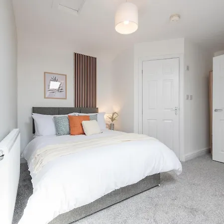 Modern Salford 3 Bedroom House, 3 Bathroom, Easy Access, Ideal For Contractors & Long - Nordstay