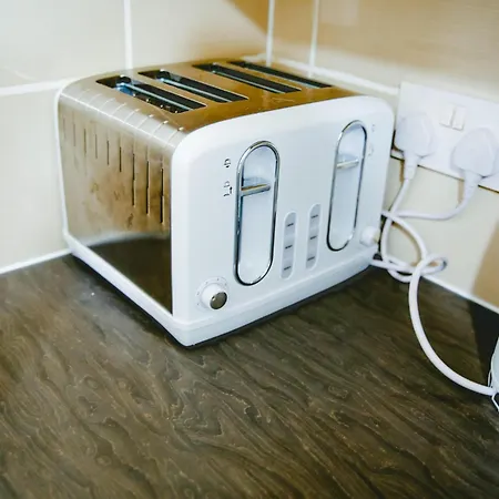 The Wynne House - 3 Bedroom Luxury House With 5 Beds & Free Parking Near Centre, And A Walking Distance To The Etihad Stadium & Coop Live Arena