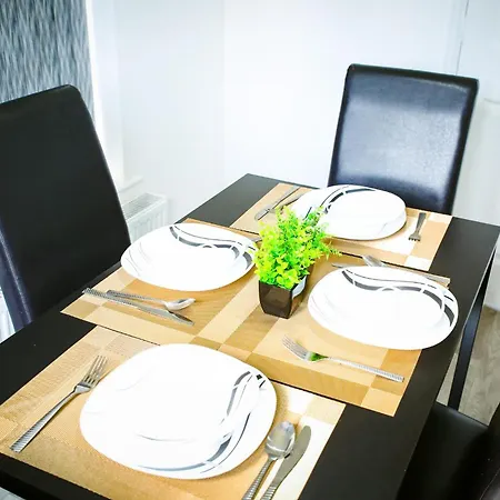 The Wynne House - 3 Bedroom Luxury House With 5 Beds & Free Parking Near Centre, And A Walking Distance To The Etihad Stadium & Coop Live Arena * Manchester