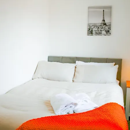 The Wynne House - 3 Bedroom Luxury House With 5 Beds & Free Parking Near Centre, And A Walking Distance To The Etihad Stadium & Coop Live Arena