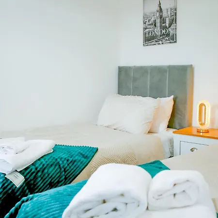 The Wynne House - 3 Bedroom Luxury House With 5 Beds & Free Parking Near Centre, And A Walking Distance To The Etihad Stadium & Coop Live Arena בית נופש