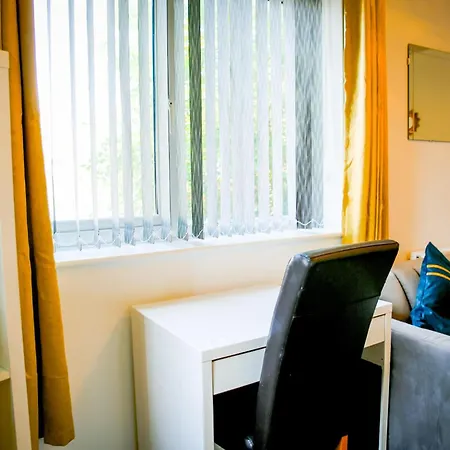 The Wynne House - 3 Bedroom Luxury House With 5 Beds & Free Parking Near Centre, And A Walking Distance To The Etihad Stadium & Coop Live Arena בית נופש *