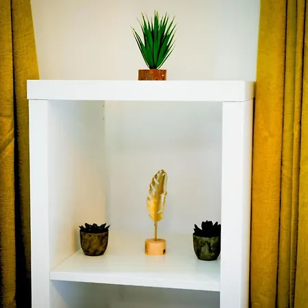 The Wynne House - 3 Bedroom Luxury House With 5 Beds & Free Parking Near Centre, And A Walking Distance To The Etihad Stadium & Coop Live Arena