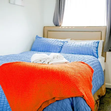 The Wynne House - 3 Bedroom Luxury House With 5 Beds & Free Parking Near Centre, And A Walking Distance To The Etihad Stadium & Coop Live Arena Manchester