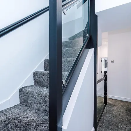 Newly Refurbished 3bedroom By The Coop Arena Lägenhet