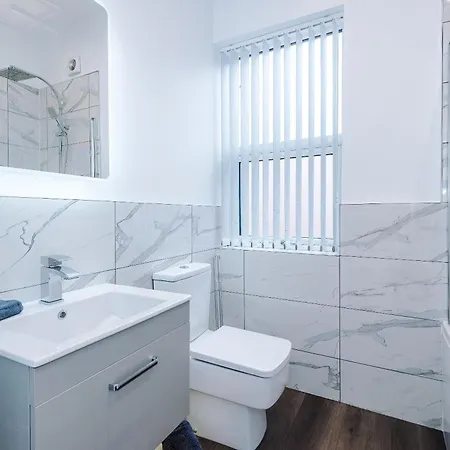 Lägenhet Newly Refurbished 3bedroom By The Coop Arena *