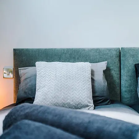 Lägenhet Newly Refurbished 3bedroom By The Coop Arena *