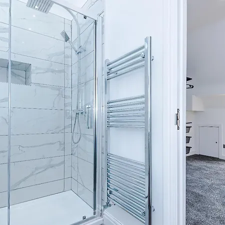 Newly Refurbished 3bedroom By The Coop Arena Lägenhet
