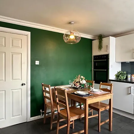 6 Guests House Old Trafford,media City,city Centre, Free Parking Holiday home Manchester