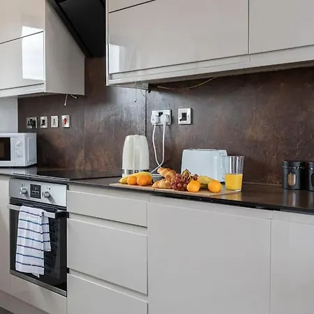 3 Bed Penthouse,near City Centre,etihad,coop Live