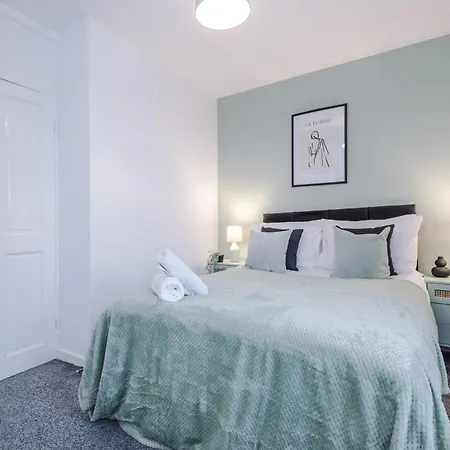Semesterbostad New! Spacious House In By 53 Degrees Property, Ideal For Long Term & Business! *