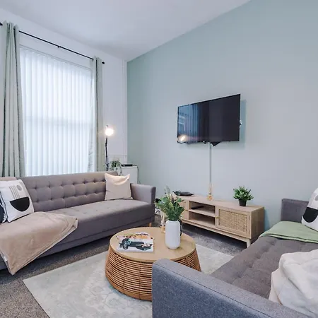 Semesterbostad New! Spacious House In By 53 Degrees Property, Ideal For Long Term & Business!