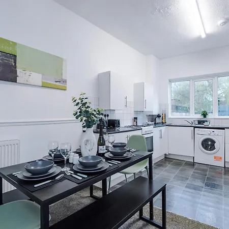 Semesterbostad New! Spacious House In By 53 Degrees Property, Ideal For Long Term & Business! *