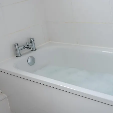 Pass The Keys 3-bed In Lively Levenshulme Village - Sleeps 5, Ideal For Families & Groups Manchester