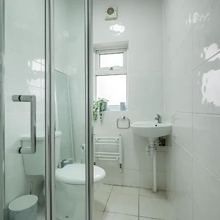 Pass The Keys 3-bed In Lively Levenshulme Village - Sleeps 5, Ideal For Families & Groups