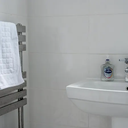 Pass The Keys 3-bed In Lively Levenshulme Village - Sleeps 5, Ideal For Families & Groups