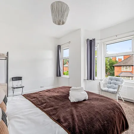 Pass The Keys 3-bed In Lively Levenshulme Village - Sleeps 5, Ideal For Families & Groups Nyaraló *