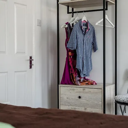 Pass The Keys 3-bed In Lively Levenshulme Village - Sleeps 5, Ideal For Families & Groups *