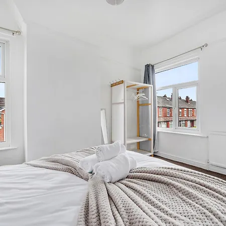 Pass The Keys 3-bed In Lively Levenshulme Village - Sleeps 5, Ideal For Families & Groups Nyaraló
