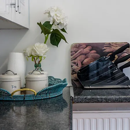 Дом отдыха Pass The Keys 3-bed In Lively Levenshulme Village - Sleeps 5, Ideal For Families & Groups Манчестер