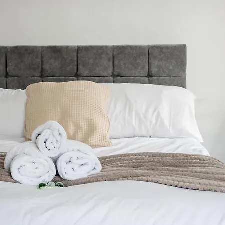 Pass The Keys 3-bed In Lively Levenshulme Village - Sleeps 5, Ideal For Families & Groups