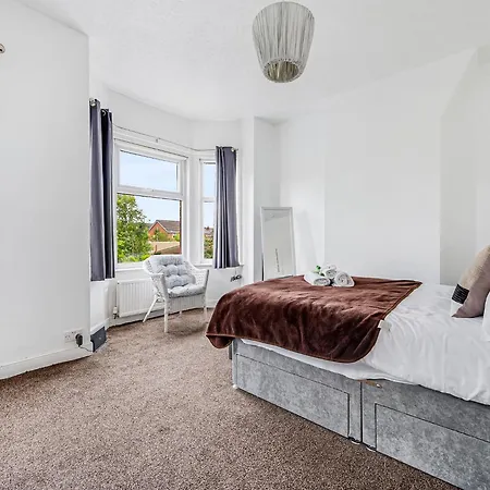 Nyaraló Pass The Keys 3-bed In Lively Levenshulme Village - Sleeps 5, Ideal For Families & Groups *