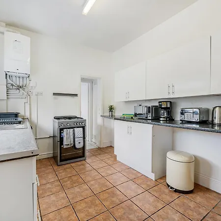 Pass The Keys 3-bed In Lively Levenshulme Village - Sleeps 5, Ideal For Families & Groups * Манчестер