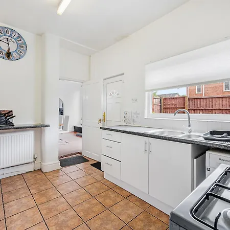Pass The Keys 3-bed In Lively Levenshulme Village - Sleeps 5, Ideal For Families & Groups