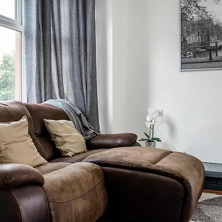 Pass The Keys 3-bed In Lively Levenshulme Village - Sleeps 5, Ideal For Families & Groups * Манчестер