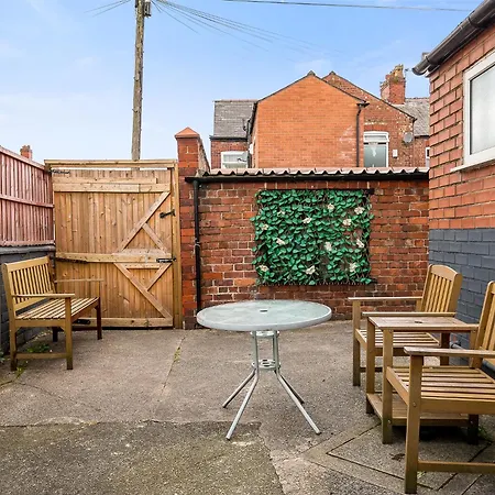 Pass The Keys 3-bed In Lively Levenshulme Village - Sleeps 5, Ideal For Families & Groups